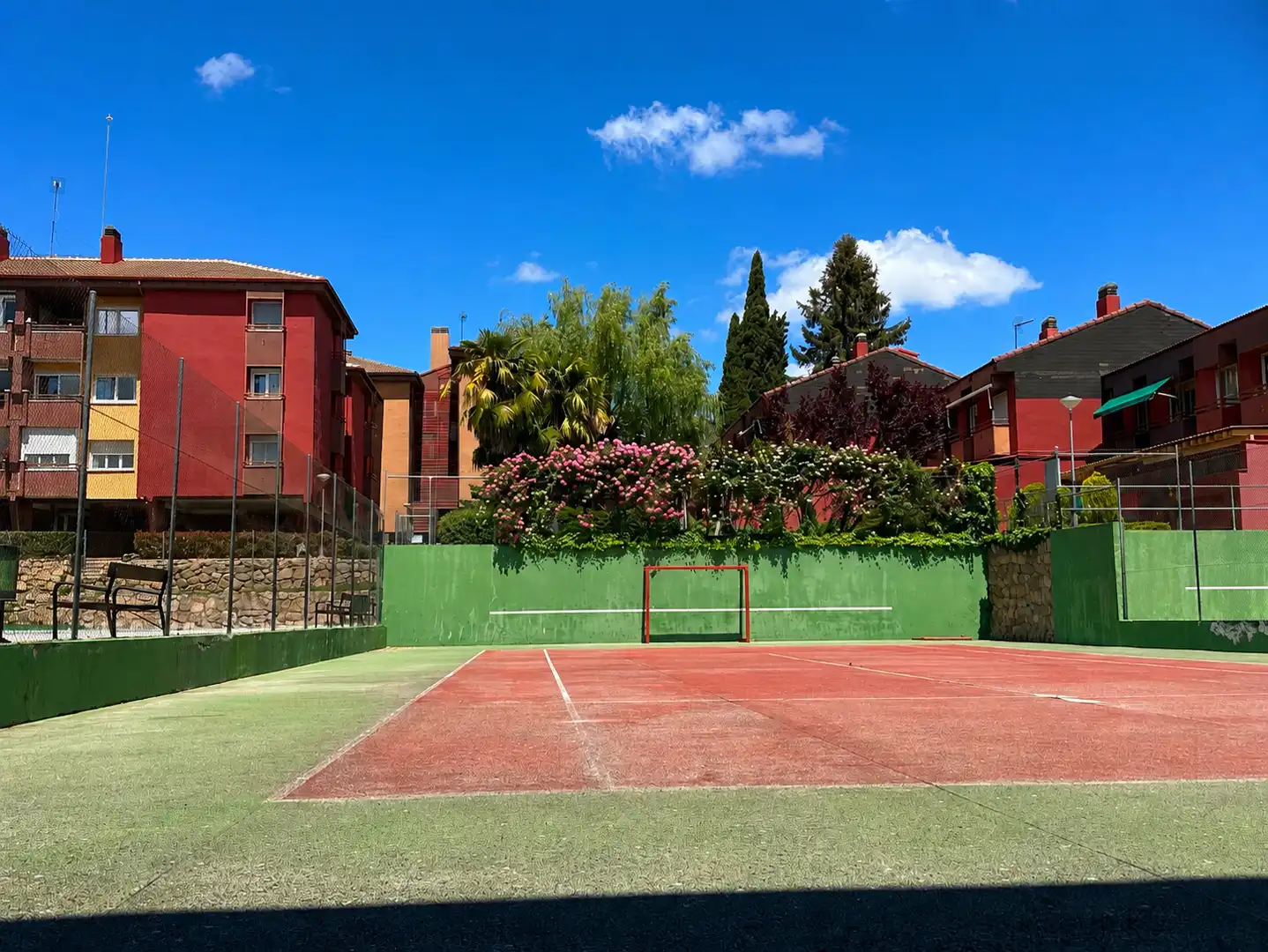 Außenansicht von Einfamilien-Reihenhaus zur Miete in Hoyo de Manzanares mit Privatgarten und Gemeinschaftspool