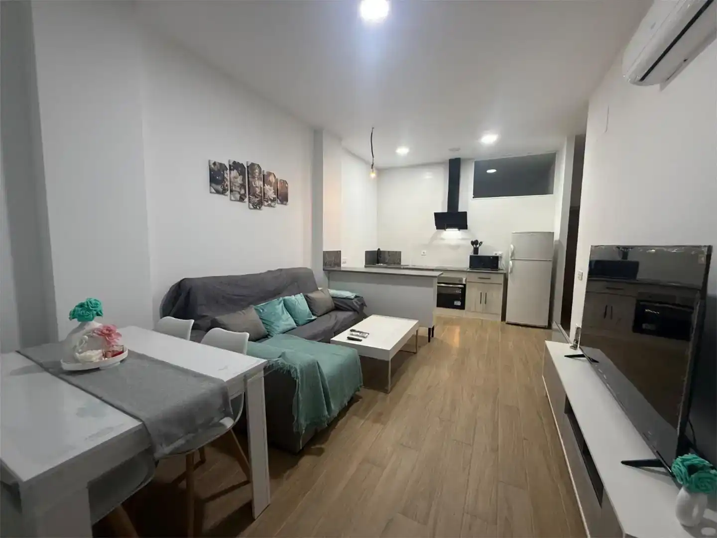 Wohnzimmer von Erdgeschoss zur Miete in Olivenza mit Klimaanlage