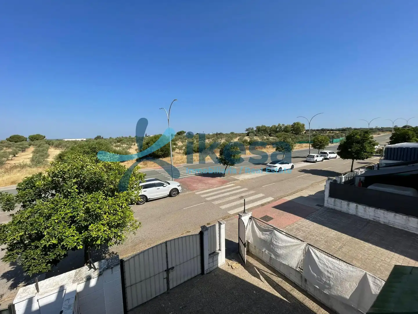 Vista exterior de Casa adosada en venda en Gerena amb Jardí privat