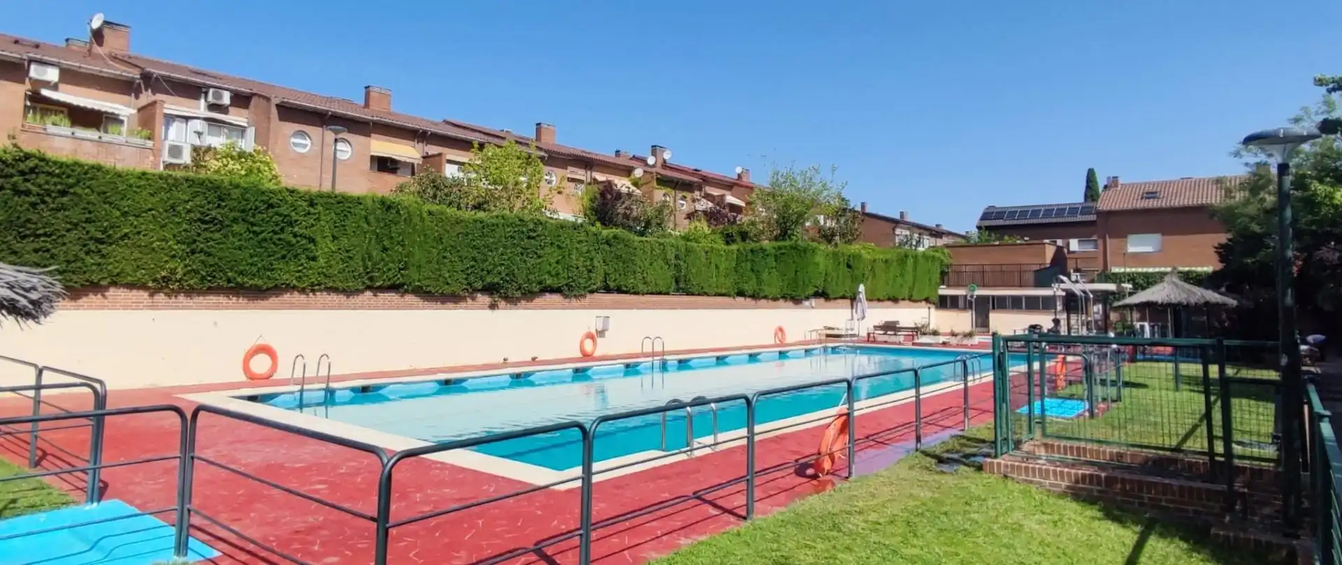 Piscina de Casa adosada en venta en Tres Cantos con Calefacción, Jardín privado y Parquet