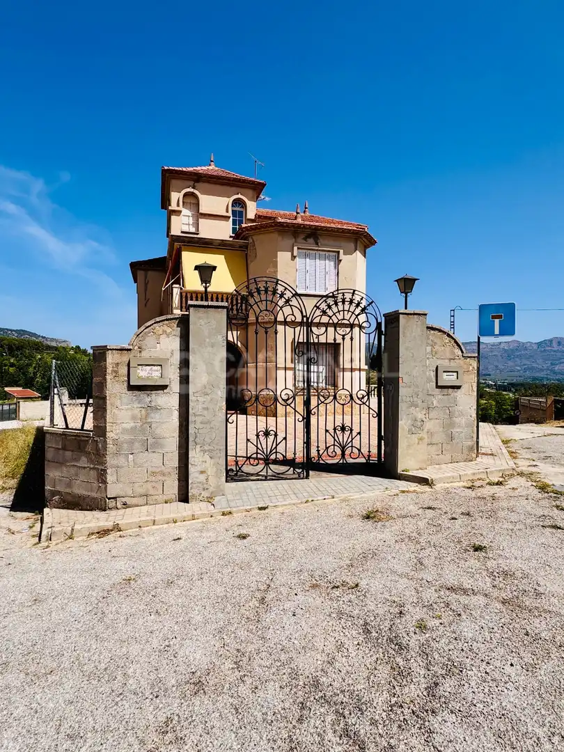 Vista exterior de Casa o xalet en venda en Cocentaina amb Aire condicionat, Jardí privat i Terrassa