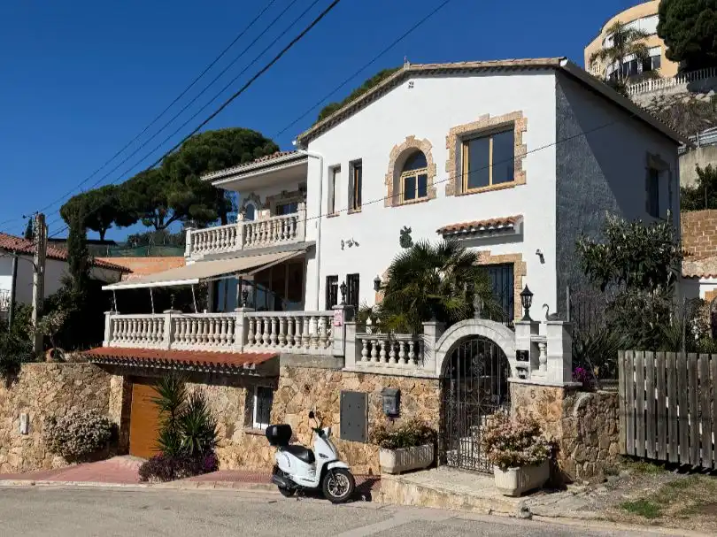 House with pool for sale in Passadge d'en Bandina 5