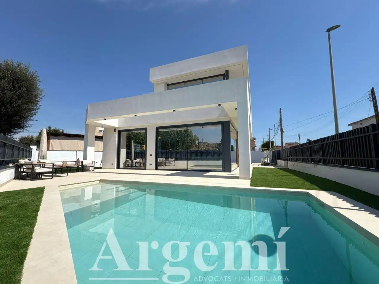 Vista exterior de Casa o chalet en venta en Santa Perpètua de Mogoda con Aire acondicionado, Jardín privado y Piscina