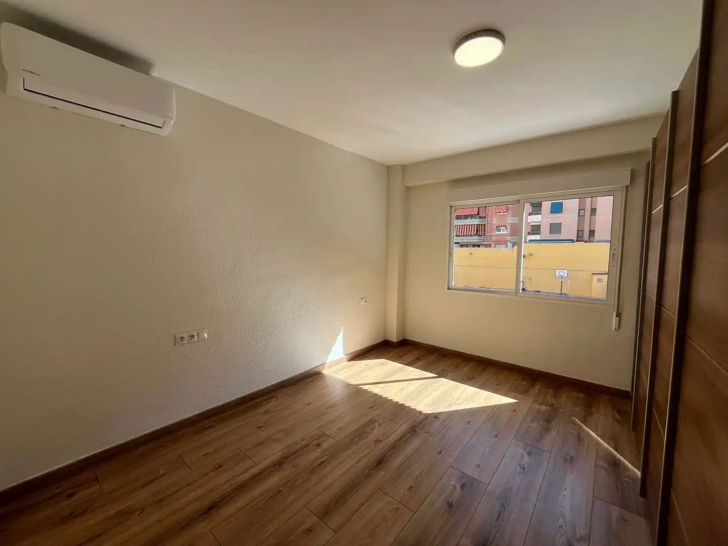 Dormitori de Pis de lloguer en Valencia amb Aire condicionat, Parquet i Terrassa