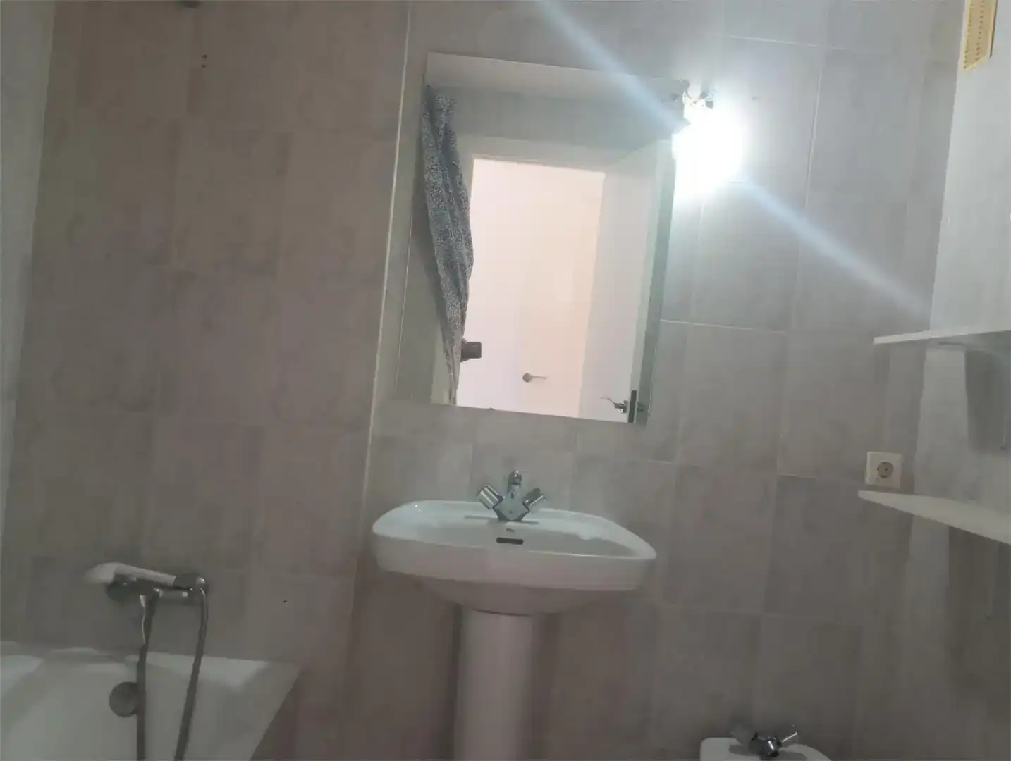 Badezimmer von Erdgeschoss zur Miete in Madrid mit Klimaanlage und Ofen