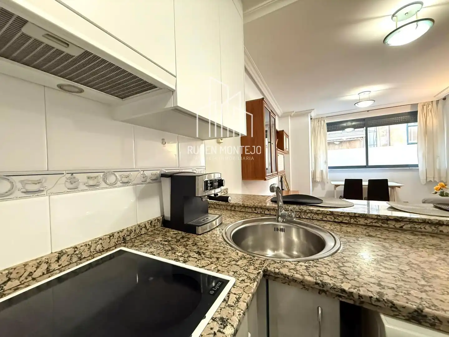 Cuina de Apartament de lloguer en Salamanca amb Calefacció, Terrassa i Moblat