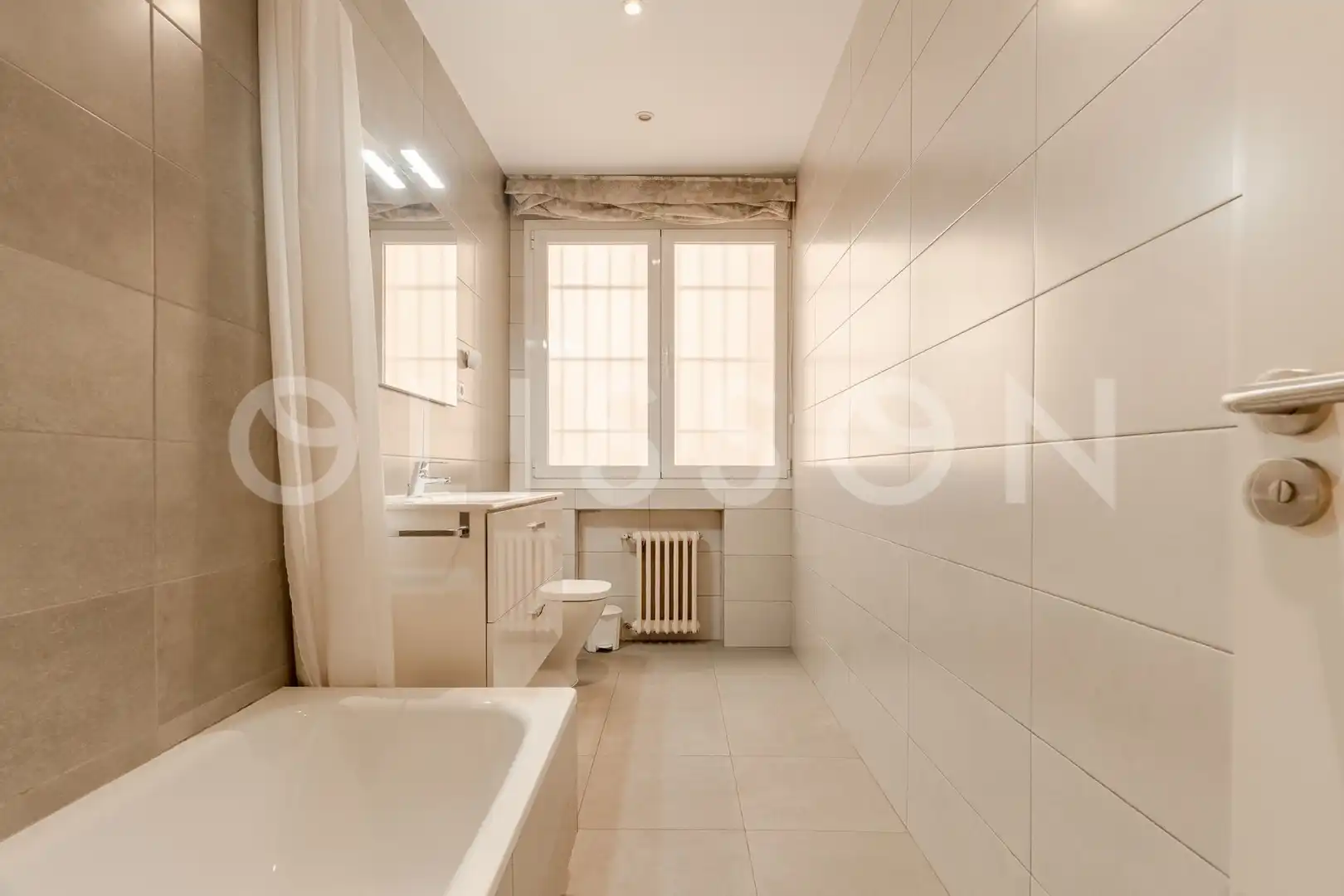 Baño de Piso en venta en Madrid con Calefacción, Terraza y Trastero