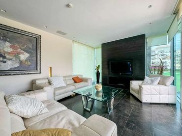 Detached house with pool for sale in Playa de Granada
