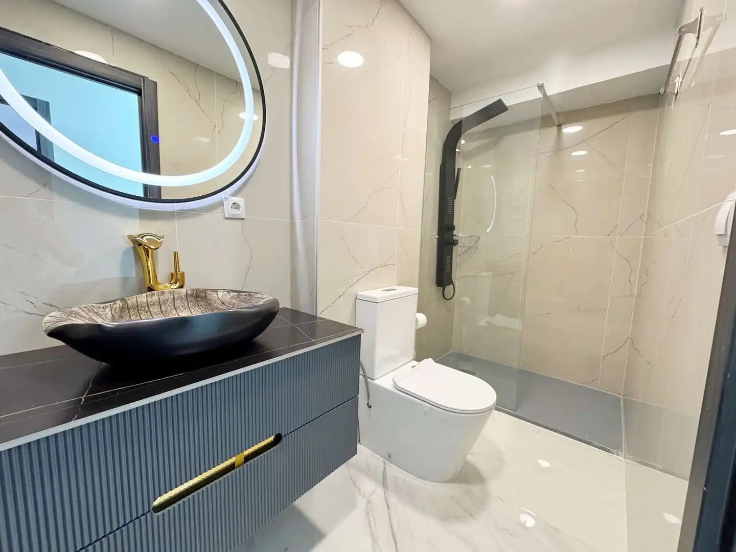 Baño de Piso en venta en Alicante / Alacant con Aire acondicionado, Terraza y Trastero