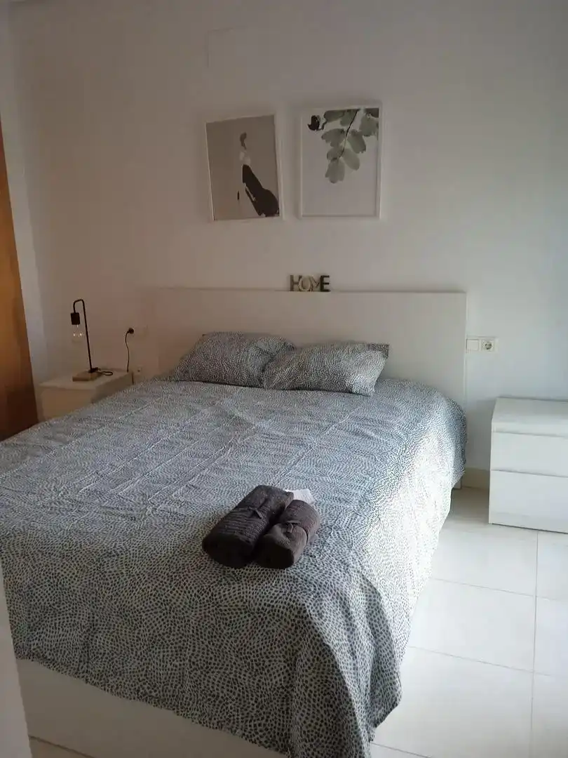Dormitori de Pis de lloguer en Benidorm amb Aire condicionat, Piscina i Moblat