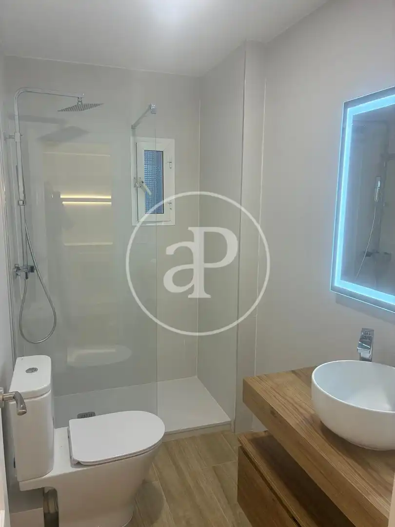 Bathroom of Flat for rent in Valencia  with Air Conditioner, Heating and Terrace