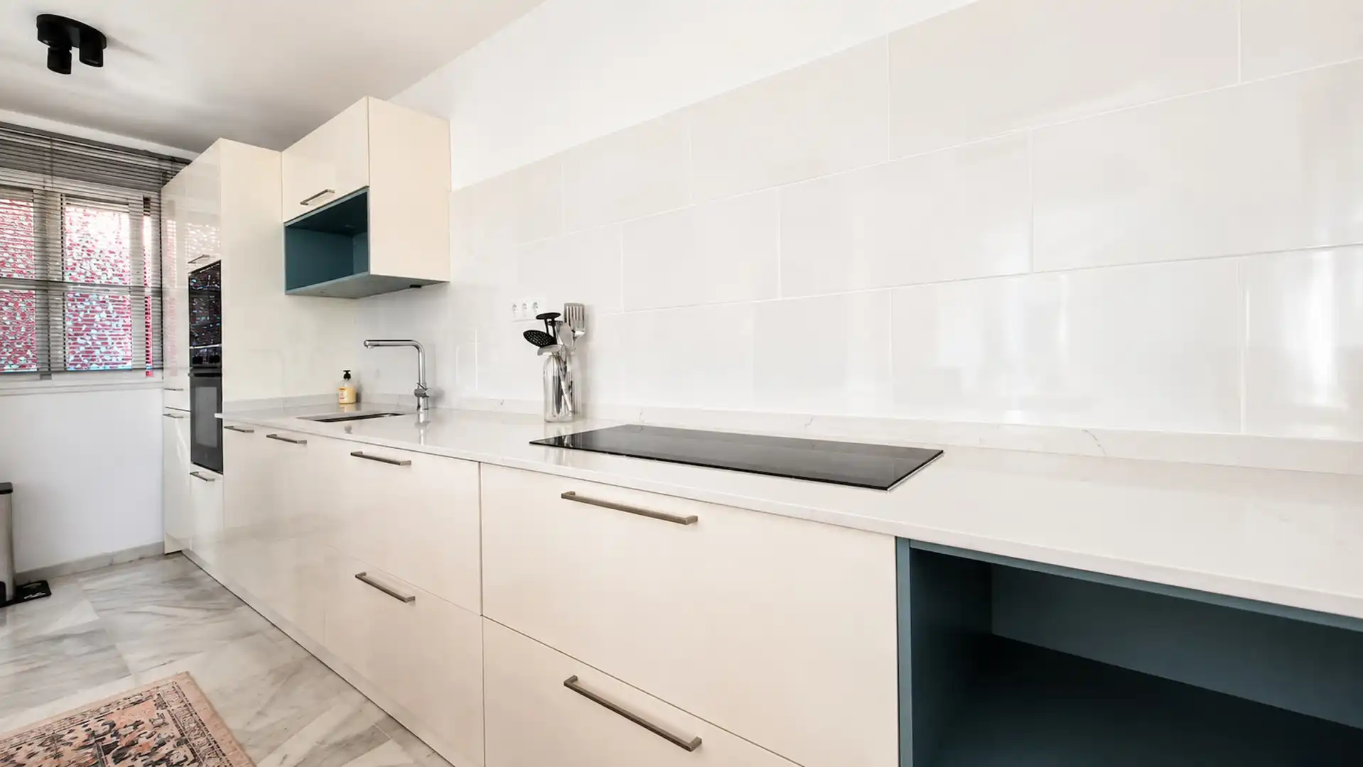 Küche von Maisonette zum Verkauf in Manilva mit Privatgarten, Terrasse und Schwimmbad