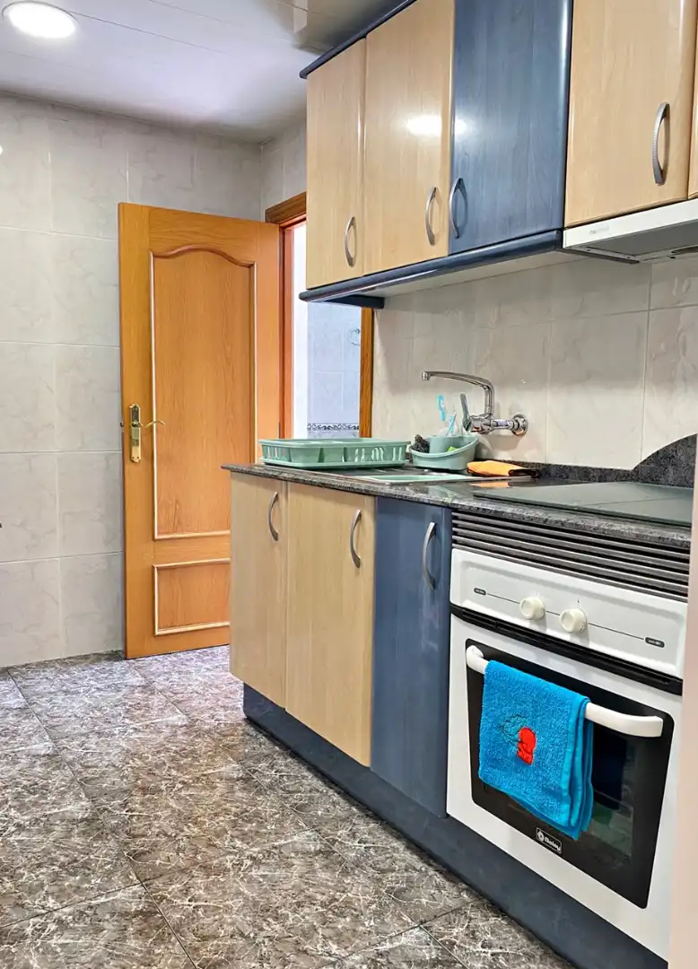 Kitchen of Flat for sale in L'Hospitalet de Llobregat  with Air Conditioner, Oven and Balcony