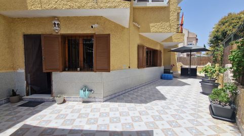 Esta encantadora casa adosada situada en Alcázares combina comodidad y comodidad en una zona muy accesible. Con una superficie de