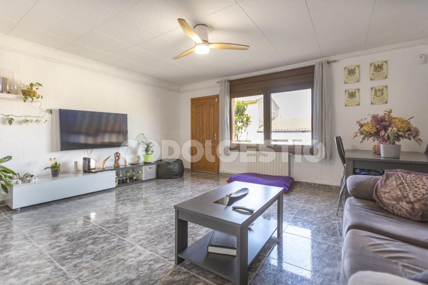 Sala d'estar de Casa o xalet en venda en Roda de Ter amb Terrassa i Balcó