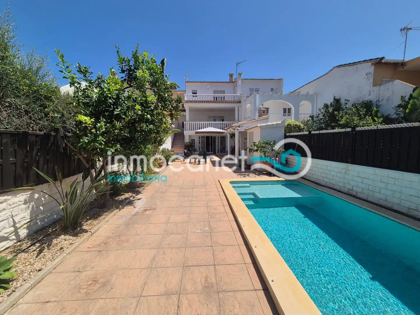 Vista exterior de Casa adosada en venda en Oliva amb Jardí privat, Terrassa i Piscina