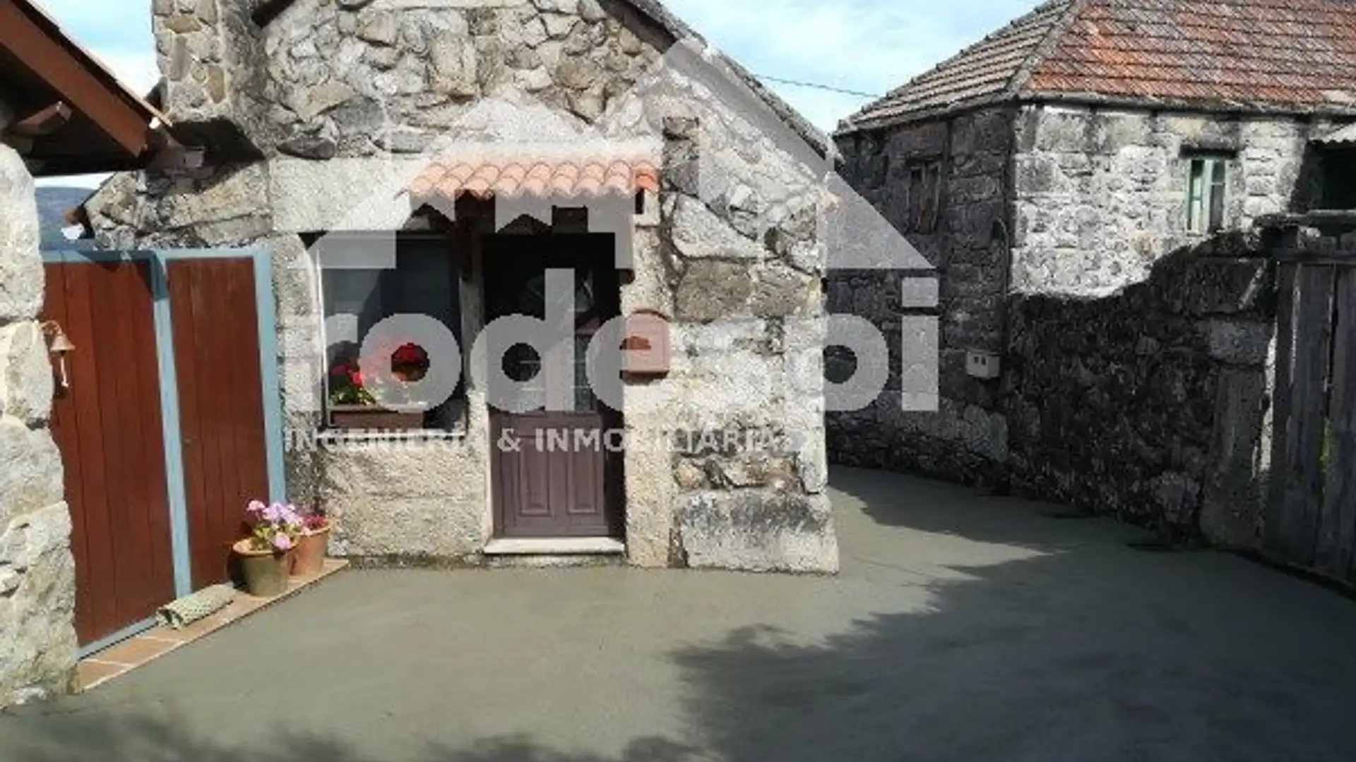 Vista exterior de Casa o xalet en venda en Covelo amb Calefacció, Traster i Moblat