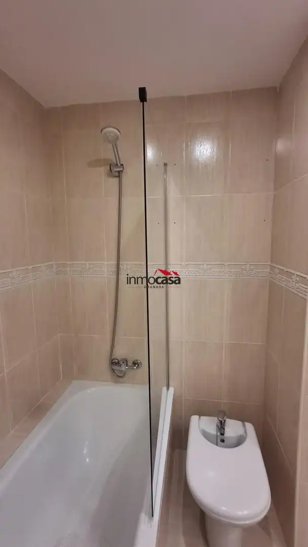 Badezimmer von Wohnung zur Miete in Granada mit Klimaanlage und Möbliert
