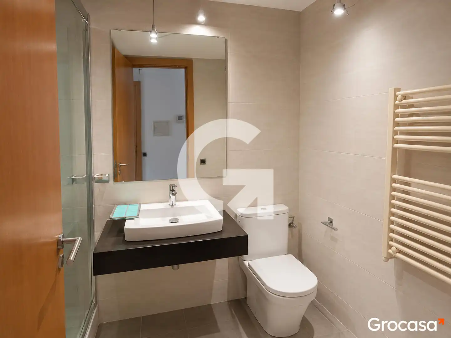 Badezimmer von Dachboden zum Verkauf in Sant Vicenç Dels Horts mit Klimaanlage, Heizung und Terrasse
