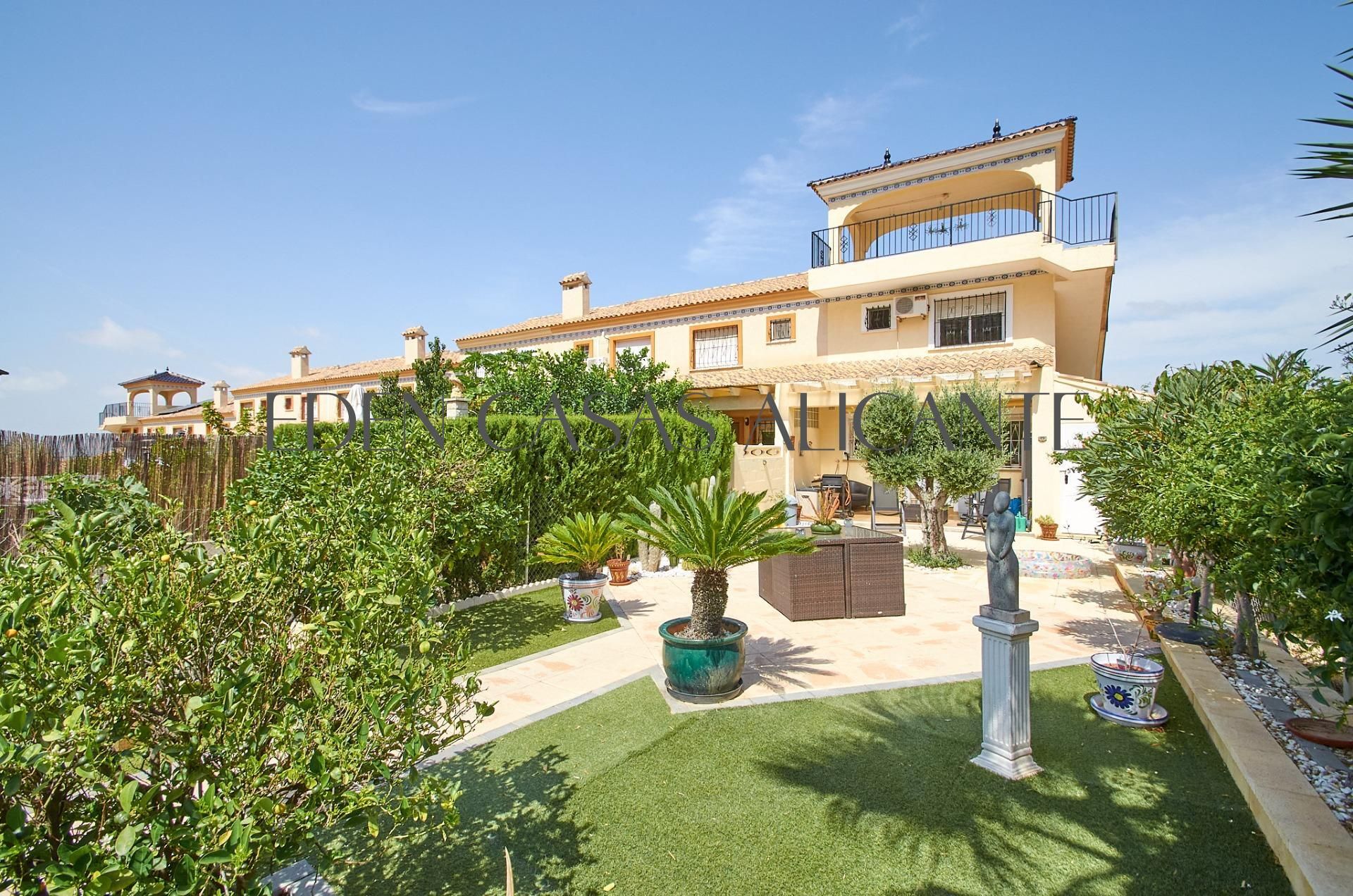 Vista exterior de Casa adosada en venda en Busot amb Calefacció, Jardí privat i Terrassa