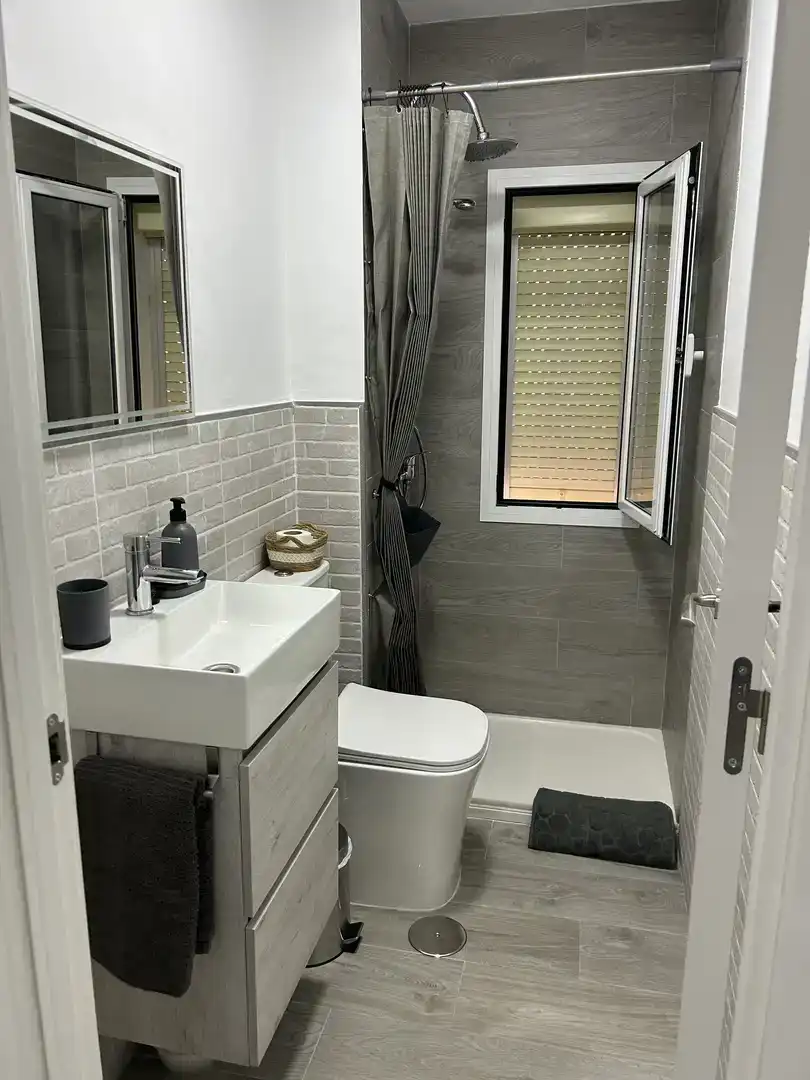 Badezimmer von Wohnung zur Miete in Rota mit Abstellraum und Möbliert
