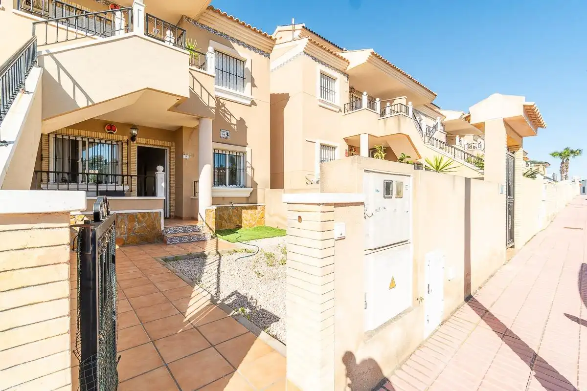Vista exterior de Planta baja en venta en Orihuela con Aire acondicionado, Jardín privado y Terraza