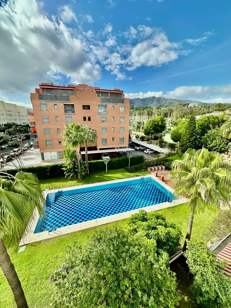 Piscina de Apartament de lloguer en Torremolinos amb Terrassa, Moblat i Forn