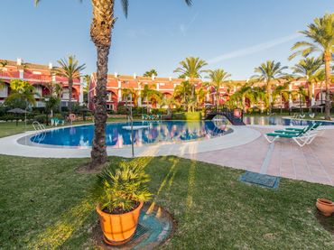 Adossat amb piscina en venda a Río Real - Los Monteros