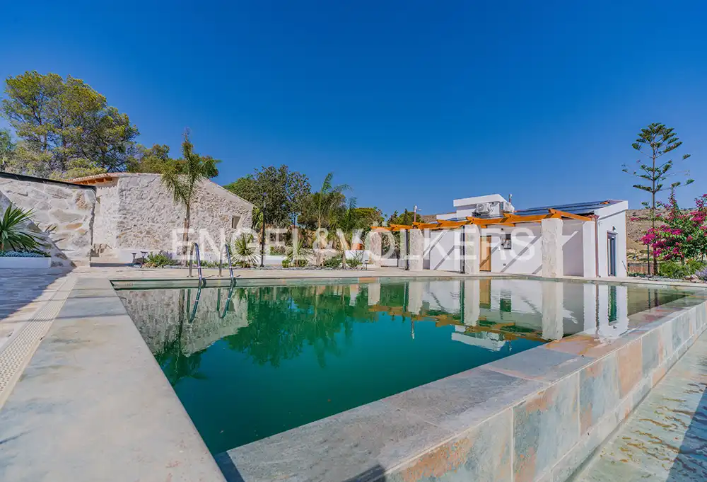 Piscina de Casa o xalet en venda en El Campello amb Aire condicionat, Calefacció i Jardí privat