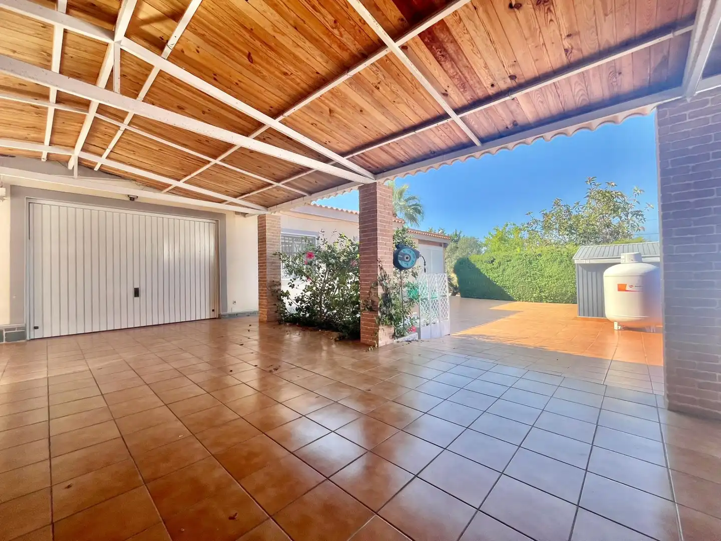 Vista exterior de Casa o xalet en venda en Torrevieja amb Aire condicionat, Calefacció i Jardí privat