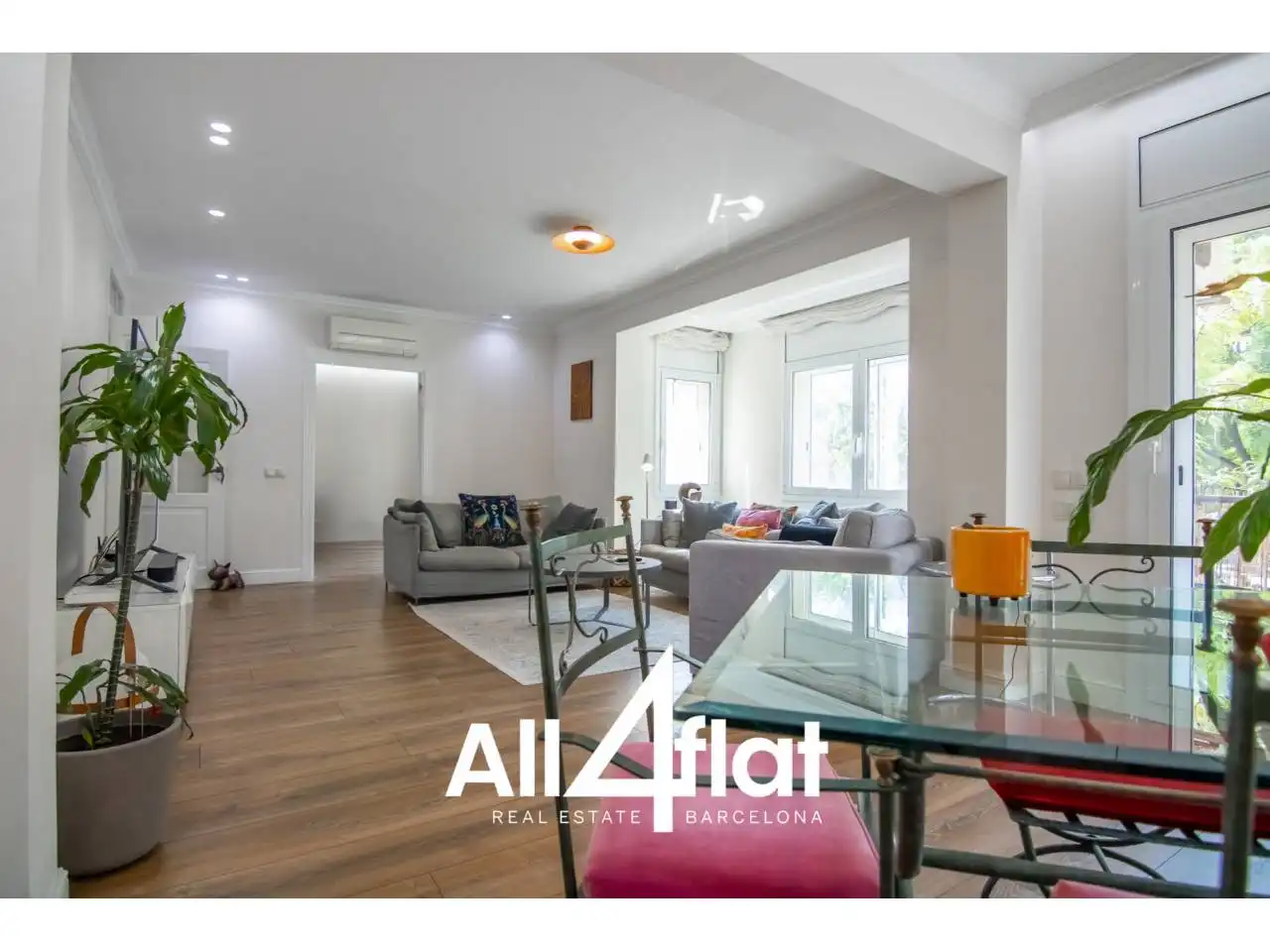 Exterior view of Flat for sale in Barcelona  with Air Conditioner, Heating and Parquet flooring