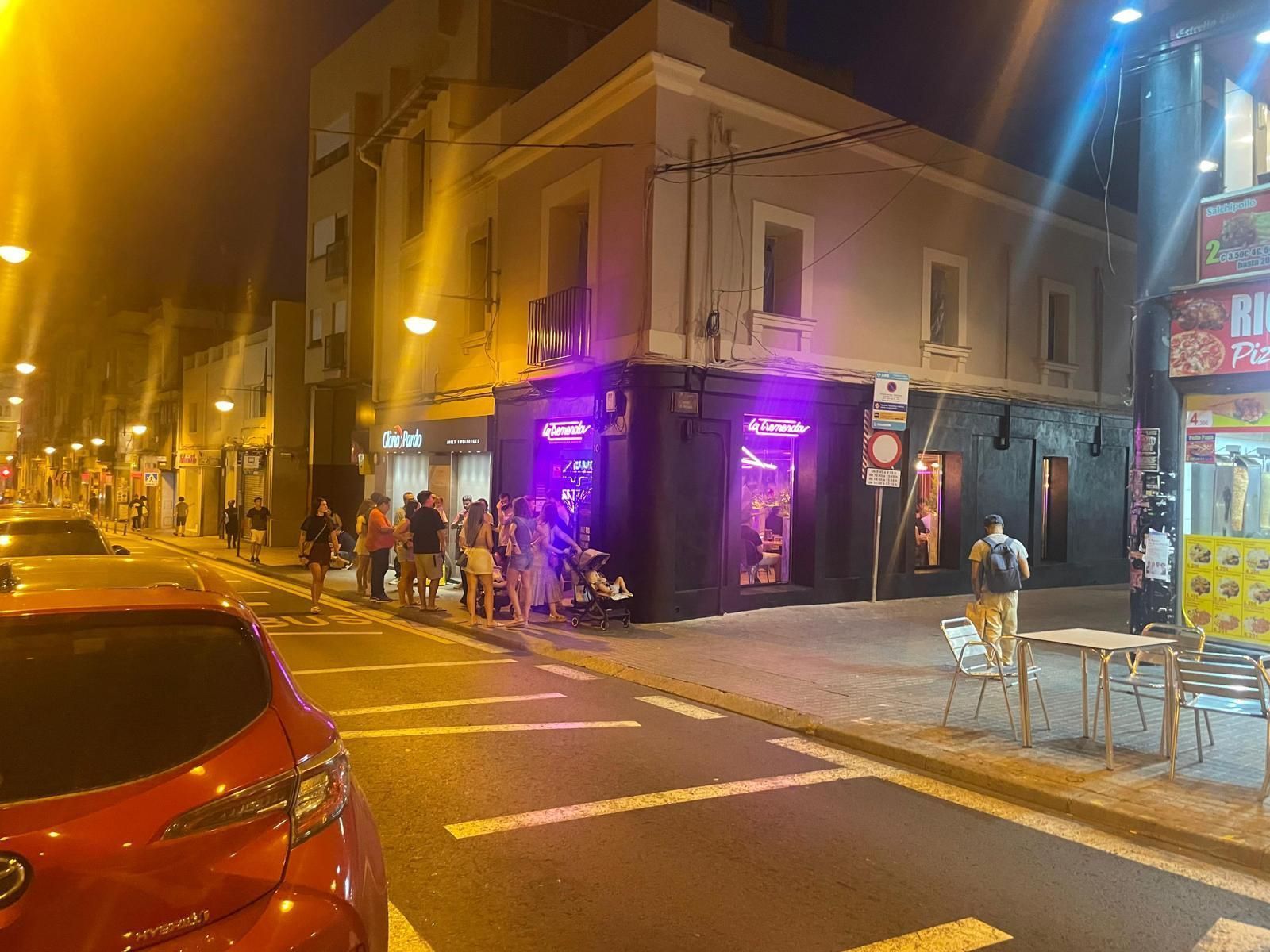 Vista exterior de Local en traspaso en Badalona con Aire acondicionado