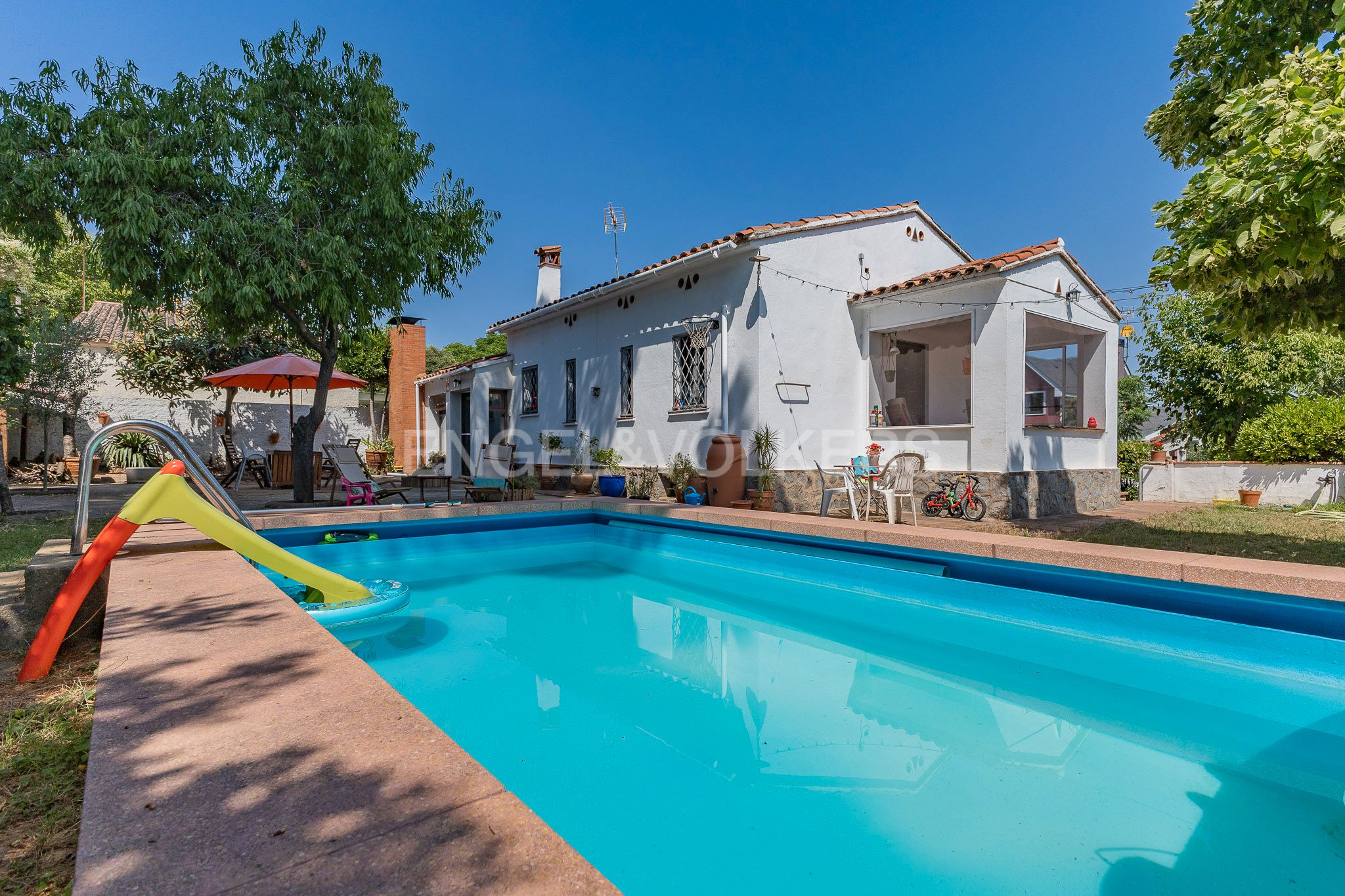 Vista exterior de Casa o xalet en venda en Sant Cugat del Vallès amb Aire condicionat, Calefacció i Jardí privat