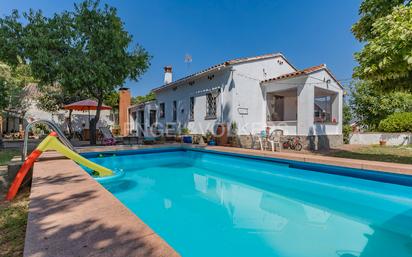 Exterior view of House or chalet for sale in Sant Cugat del Vallès  with Air Conditioner, Heating and Private garden