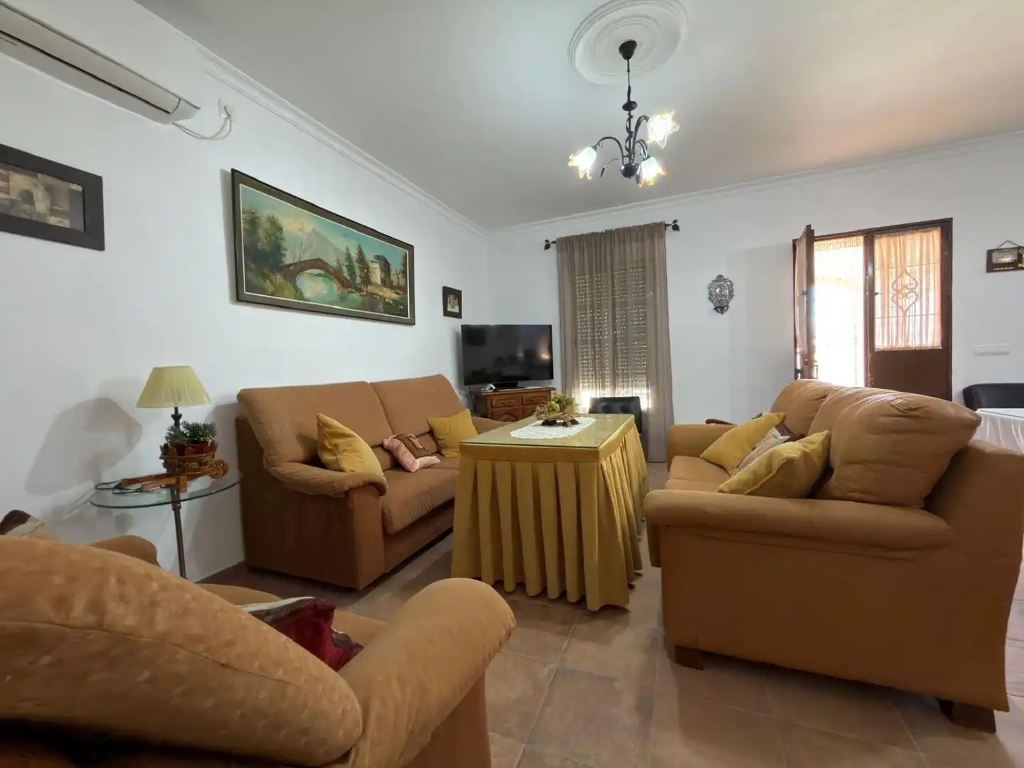 Sala d'estar de Casa o xalet en venda en Los Palacios y Villafranca amb Piscina