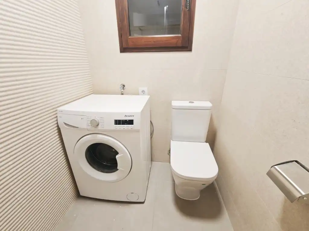 Badezimmer von Wohnungen zur Miete in Palamós