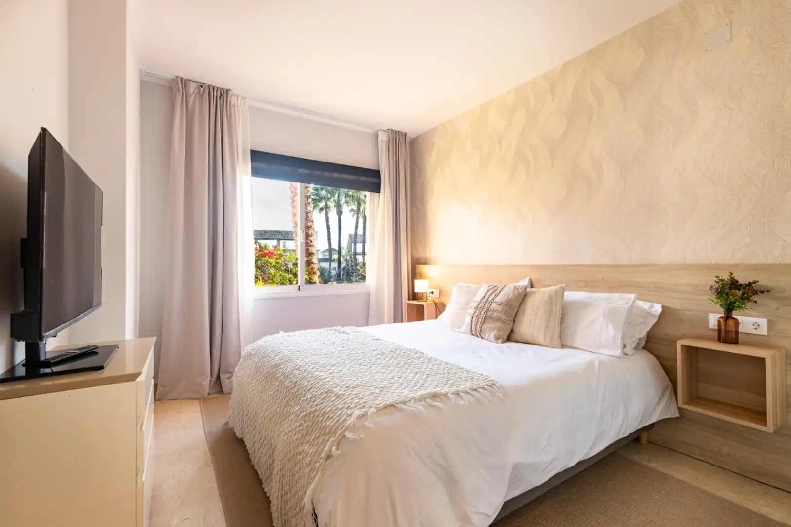 Schlafzimmer von Wohnungen zur Miete in Marbella mit Klimaanlage, Heizung und Terrasse