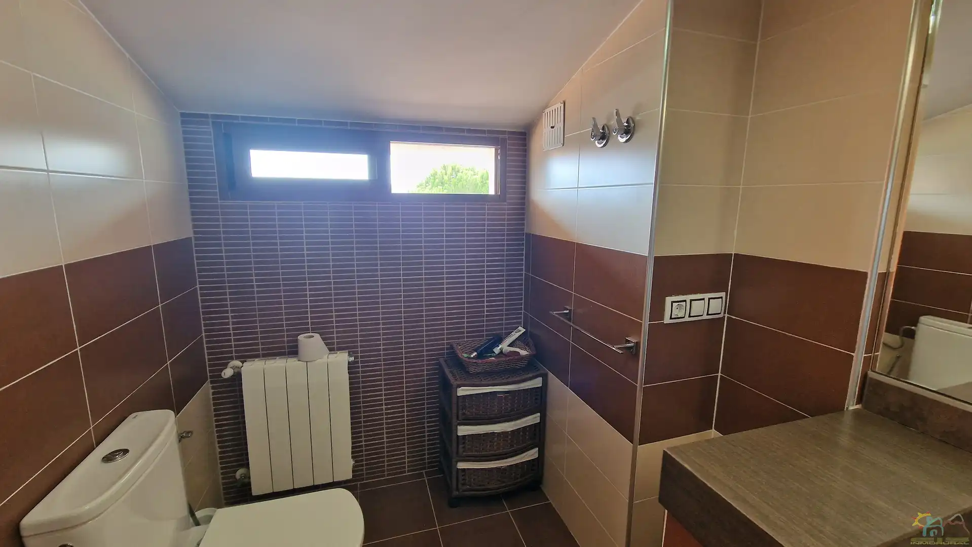Badezimmer von Einfamilien-Reihenhaus zum Verkauf in Diezma mit Klimaanlage, Heizung und Privatgarten