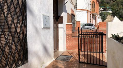 Casa de 3 dormitorios, 1 baño y patio grande en la estación de Alora, Málaga.