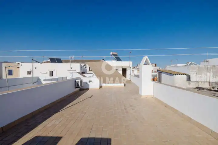Vista exterior de Casa adosada en venta en El Puerto de Santa María con Calefacción y Jardín privado