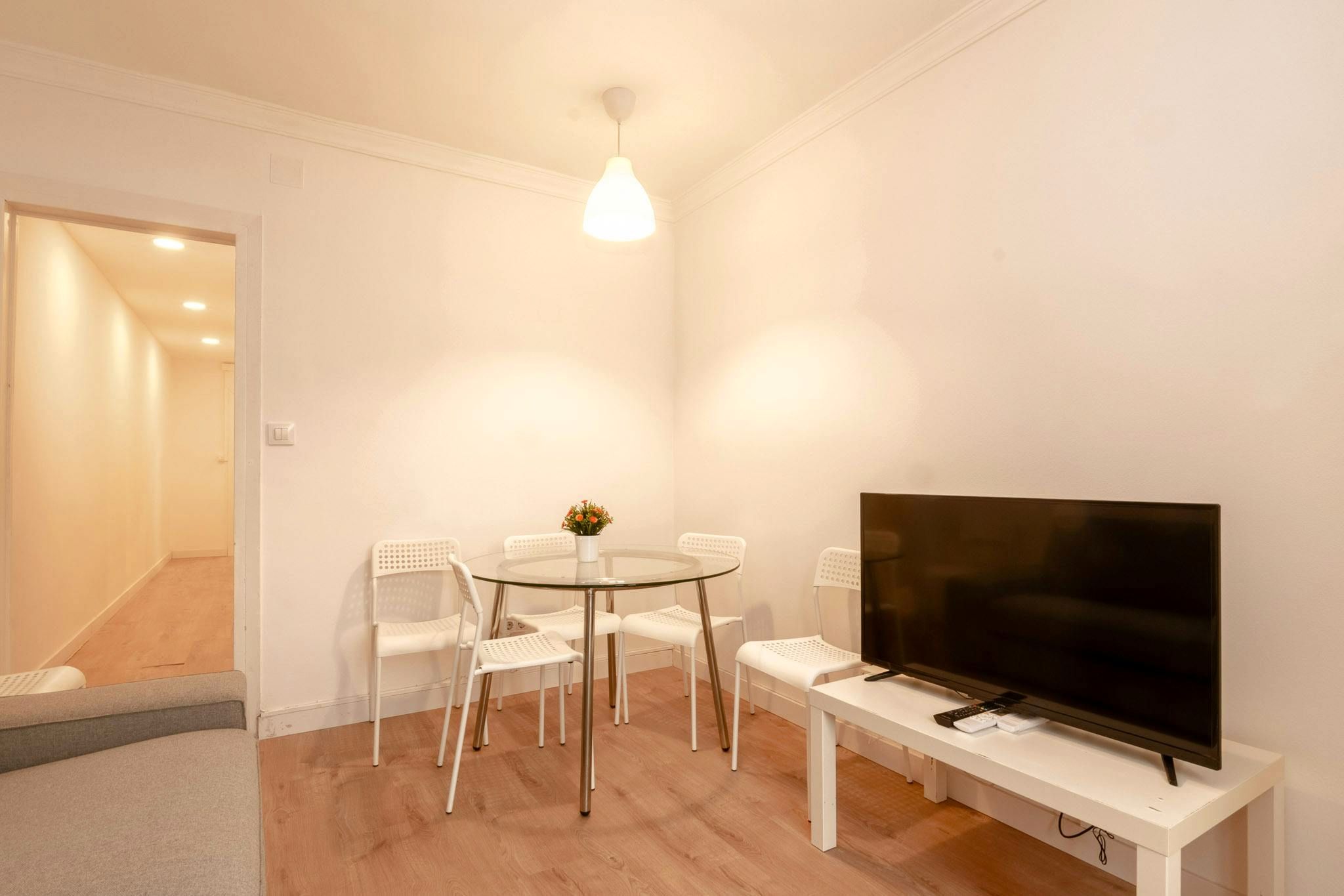 Menjador de Pis de lloguer en L'Hospitalet de Llobregat amb Aire condicionat, Moblat i Rentadora