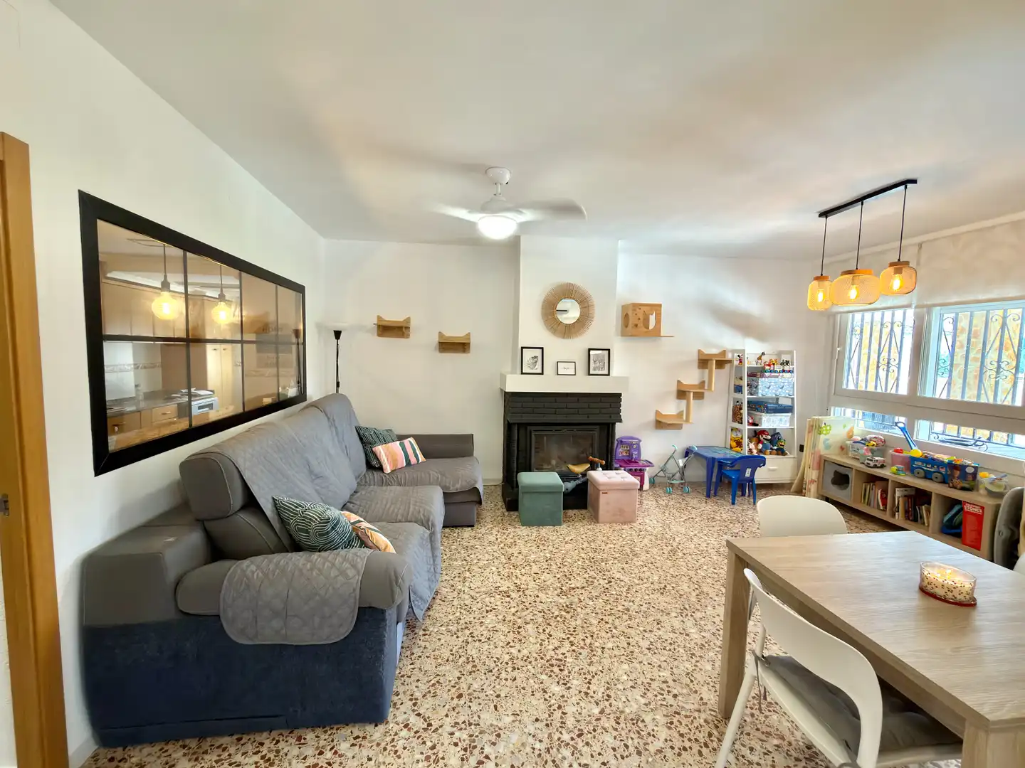 Sala d'estar de Casa o xalet en venda en Chiva amb Aire condicionat, Jardí privat i Terrassa