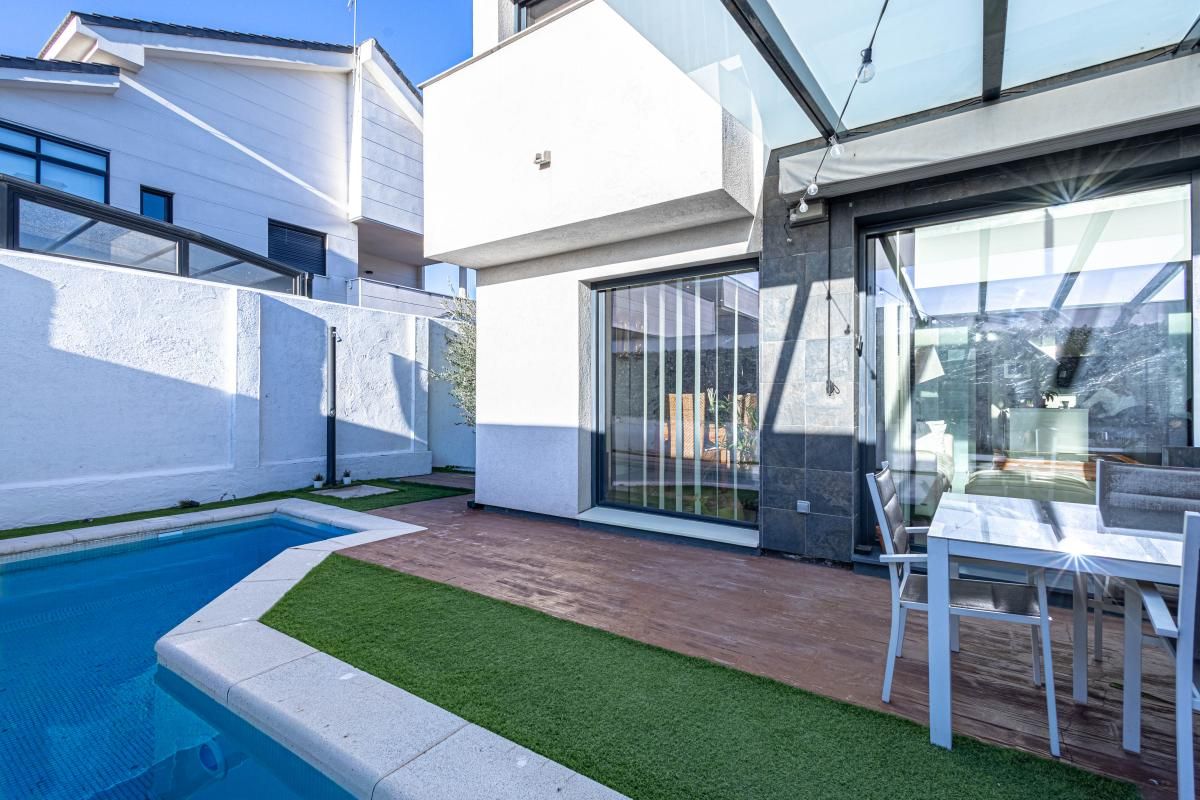 Vista exterior de Casa o chalet en venta en Torrejón de Ardoz con Calefacción, Jardín privado y Terraza