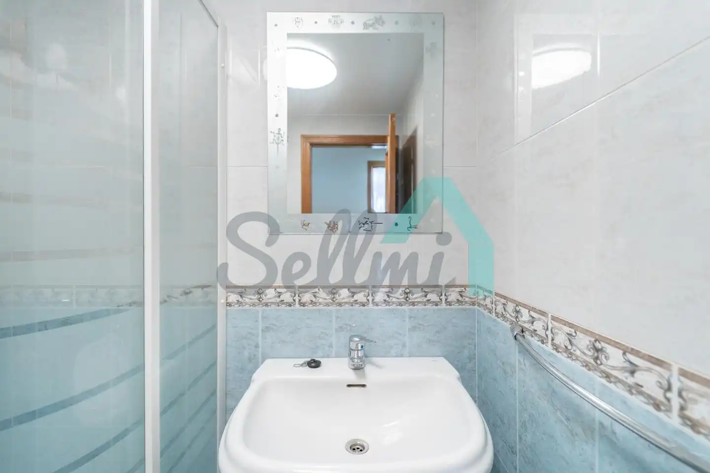 Bathroom of Flat for rent in Oviedo   with Heating, Parquet flooring and Storage room