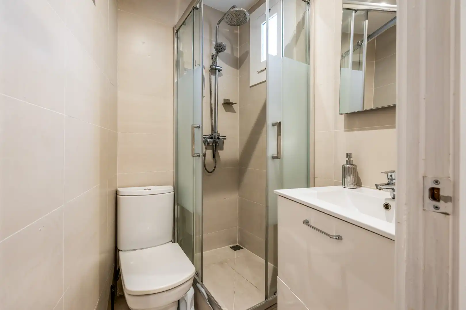 Badezimmer von Wohnung zum Verkauf in Barcelona mit Klimaanlage, Heizung und Balkon