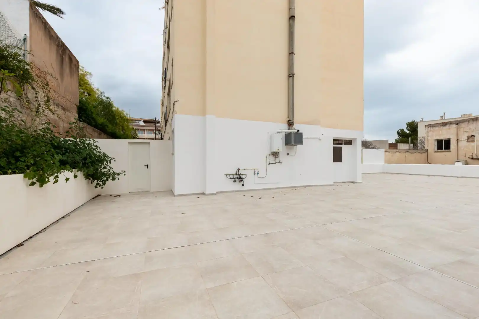 Exterior view of Commercial properties for rent in Calvià  with Air Conditioner and Terrace