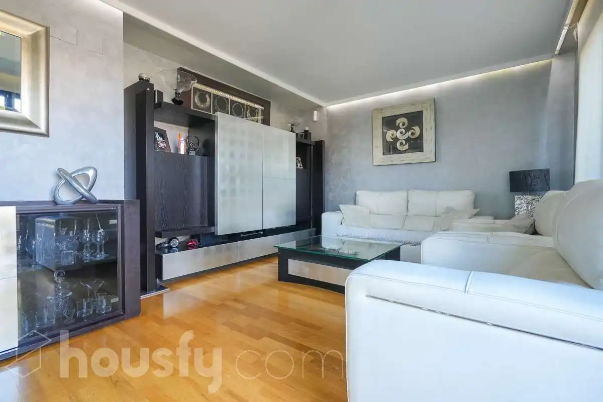 Sala de estar de Ático en venta en Madrid con Terraza, Trastero y Piscina comunitaria