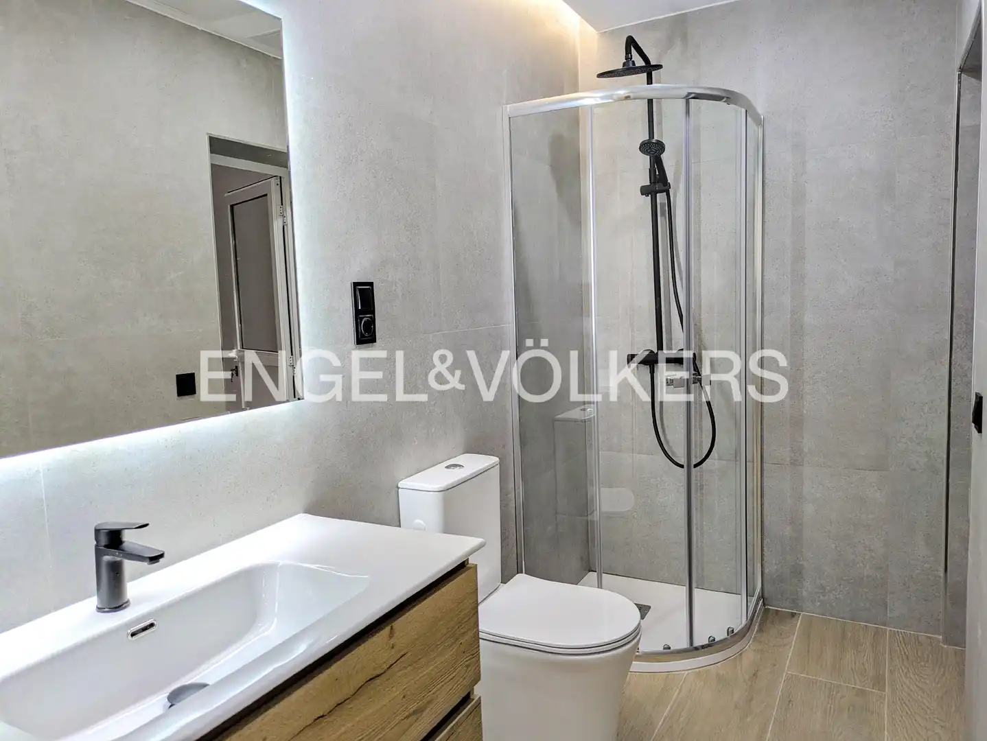 Bathroom of Flat for sale in Barcelona  with Air Conditioner and Heating