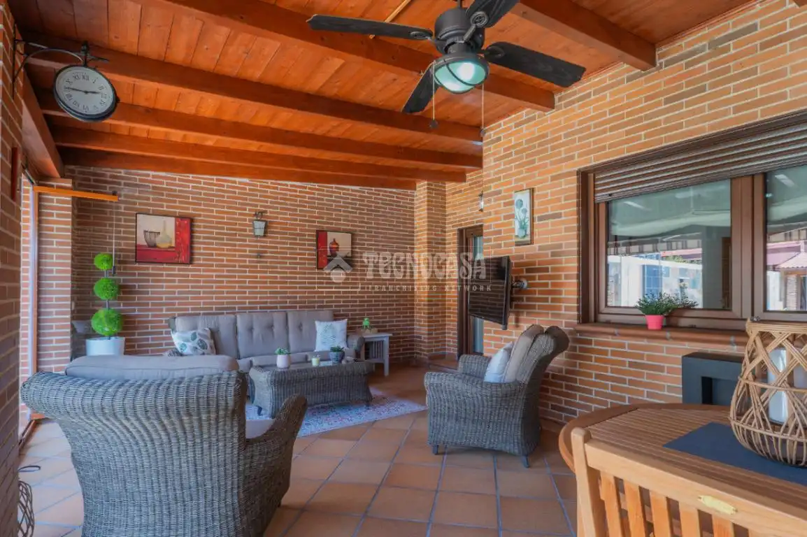 Terrassa de Casa adosada en venda en Arroyomolinos (Madrid) amb Aire condicionat, Calefacció i Jardí privat