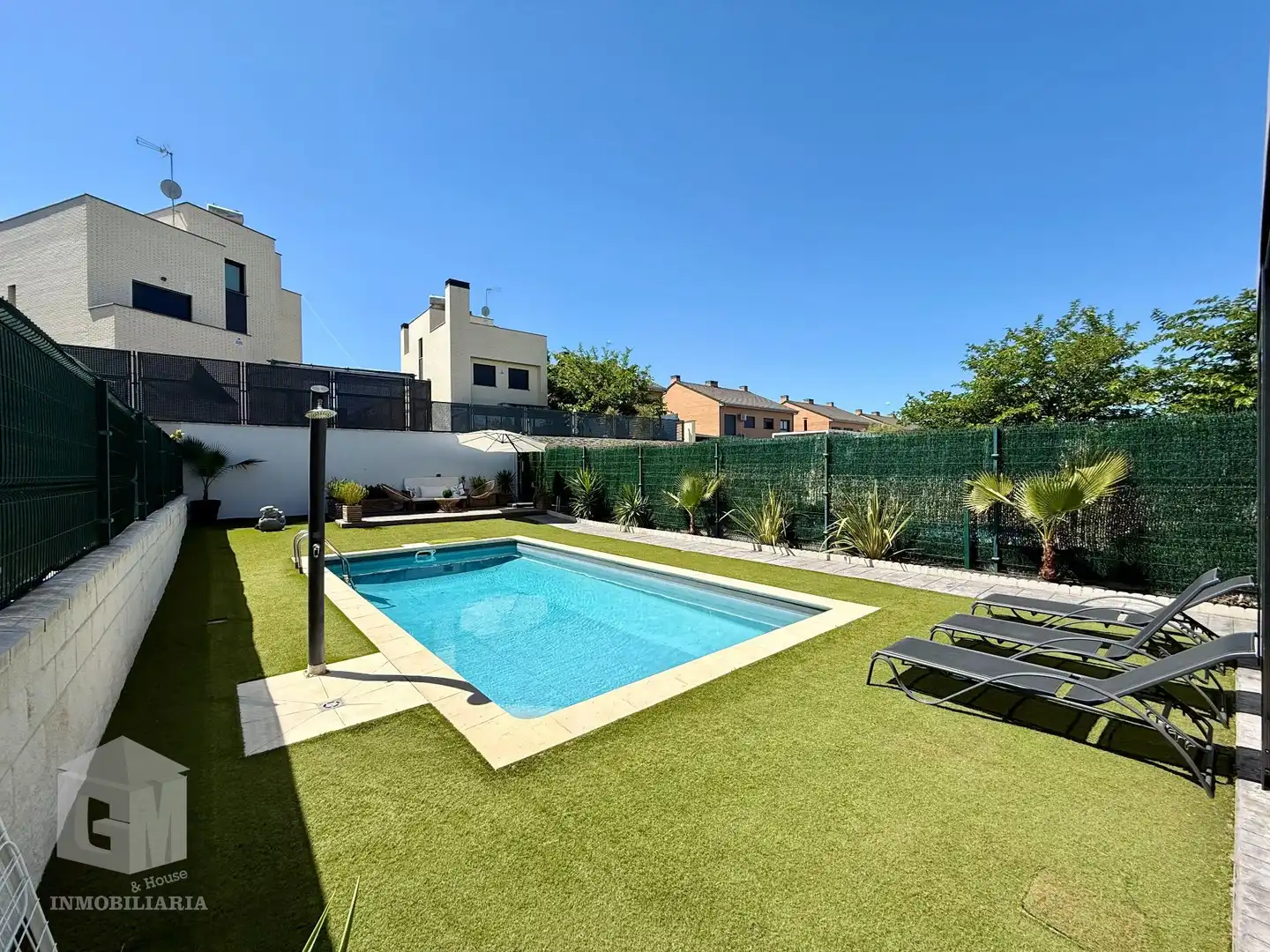 Schwimmbecken von Einfamilien-Reihenhaus zum Verkauf in Arroyomolinos (Madrid) mit Klimaanlage, Heizung und Privatgarten